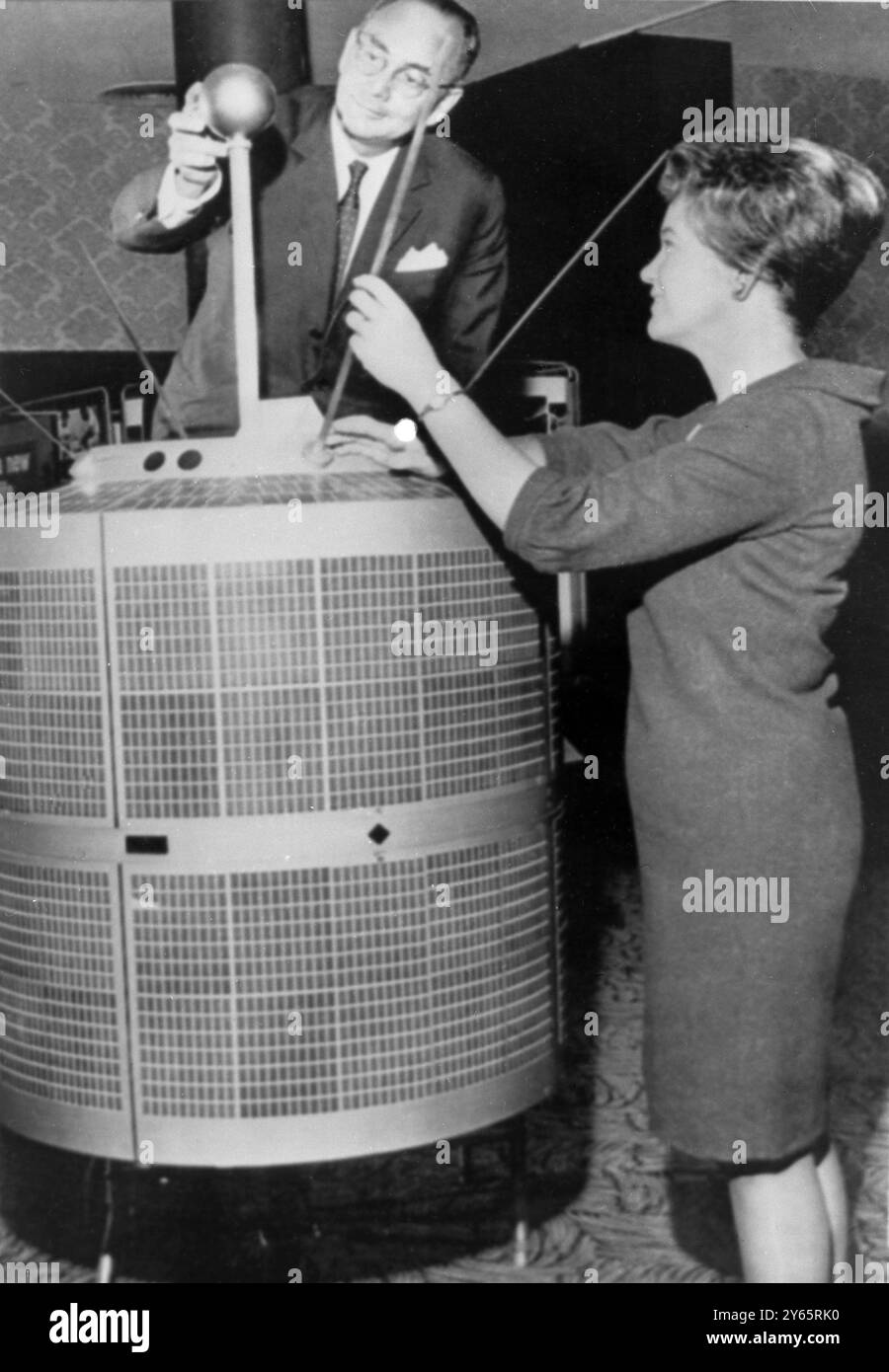 Il Presidente del Consiglio di amministrazione della International Telephone and Telegraph Corporation di Harold Geneen mostra un modello del satellite spaziale Europa 1 lanciato in Europa a Beverly Tait , che ha partecipato alla riunione annuale degli azionisti a Los Angelese . Un'azienda francese di ITT ha costruito il satellite che misura le radiazioni elettromagnetiche solari. 11 maggio 1966 Foto Stock