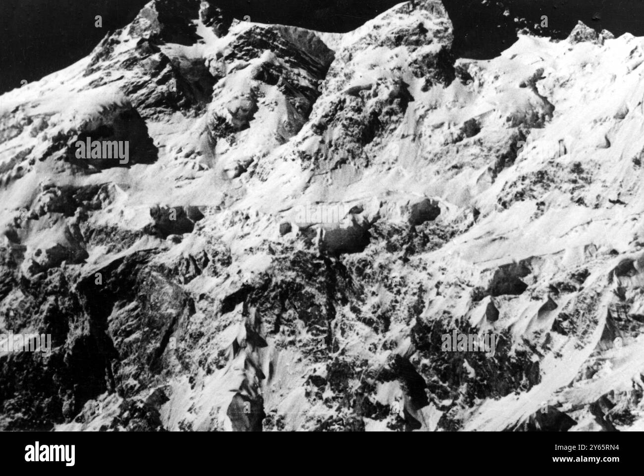 Il Nanga Parbat, alto 26 620 metri, è stato recentemente conquistato dalla spedizione austro-tedesca. L'uomo che salì in cima , la vetta è talvolta chiamata montagna della morte , a causa del numero di vite che ha preteso , è stato Hermann Burl . Questa foto è stata scattata dal capitano M S Akhtar , a 000 piedi , Kashmir , Pakistan . 15 luglio 1953 Foto Stock