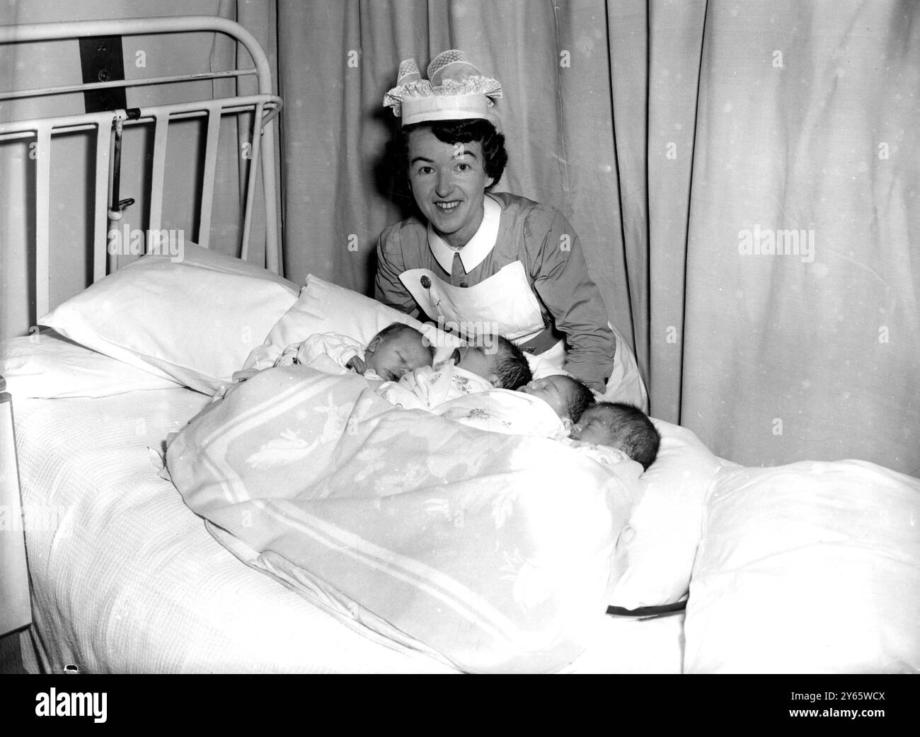 I primi quattro gennaio 1955 le accuse orgogliose di Suor Mary Tyreman sono il primo di quattro bambini nati al Queen Charlotte's Hospital, Shepherd's Bush, Londra, nel nuovo anno. I bambini che iniziano la loro vita alla nascita del 1955 sono lasciati a destra: Kenny, King, Alexander e Stacey. Foto Stock