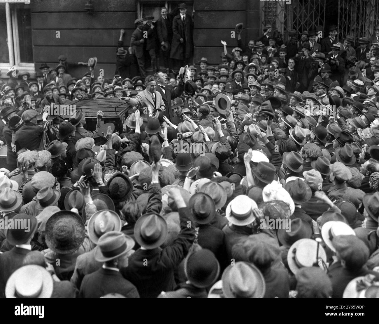 Una folla di tifosi saluta Charlie Chaplin mentre arriva al Ritz Hotel di Londra . Quando Chaplin è tornato in Gran Bretagna, è stato derubato dai fan ovunque fosse andato. 11 settembre 1921 Foto Stock
