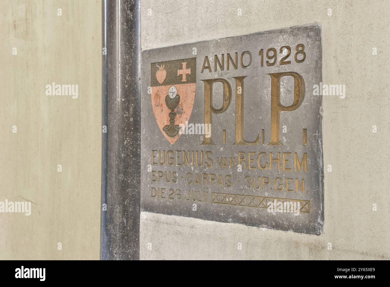 Una targa commemorativa datata e intemprata del 1928 con iscrizioni latine e uno stemma. Foto Stock