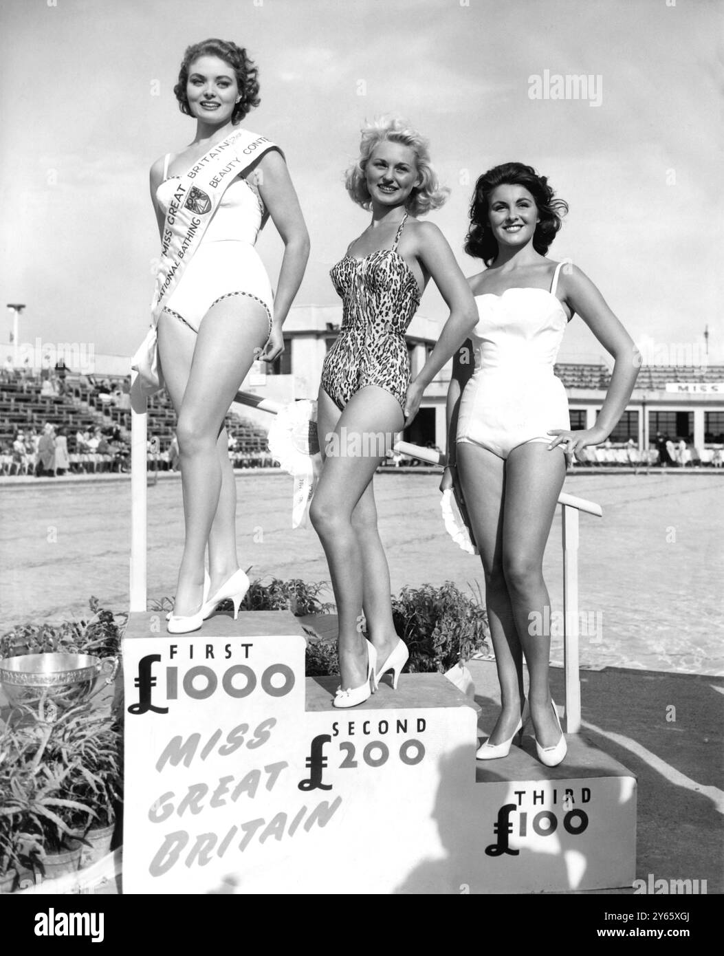 Leila Williams di Walsall (a sinistra) , con la seconda classificata , June Dawson di Ellesmere Port (centro) e Margaret Rowe di Knightsbridge , Londra dopo il concorso di Miss Gran Bretagna a Morecambe , Lancs 28 agosto 1957 Foto Stock