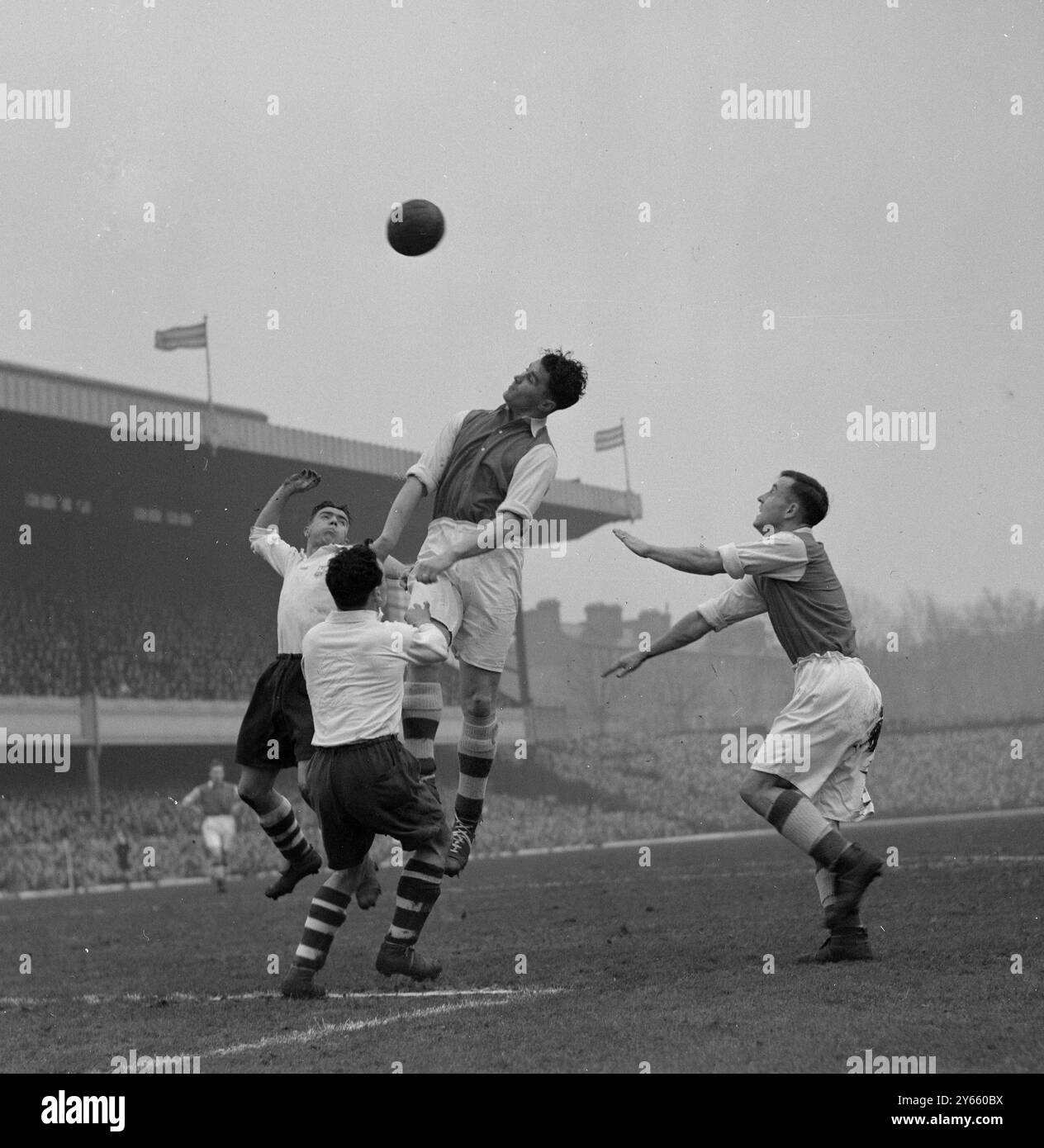 Arsenal contro Preston Compton , Arsenal Center Half , (Center) e Reg Lewis la sua parte interna sinistra , salgono a un colpo di testa tra i difensori di Preston durante la partita di Highbury 31 gennaio 1948 Foto Stock