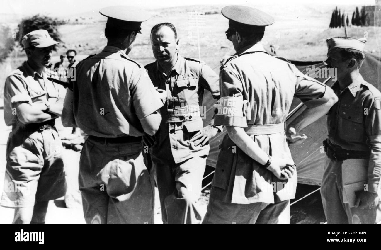 I convogli di cibo viaggiano ora ogni giorno da Tel Aviv a Gerusalemme sotto la supervisione delle Nazioni Unite . Da sinistra : colonnello Herzog ( Esercito Ebraico ) , colonnello Bagley di Newhaven ( Connecticut ) , un ufficiale delle Nazioni Unite incaricato dei convogli , un ufficiale della Legione Araba , e altri funzionari delle Nazioni Unite in attesa di un posto di controllo lungo il percorso per uno dei convogli alimentari . Giugno 1948 Foto Stock