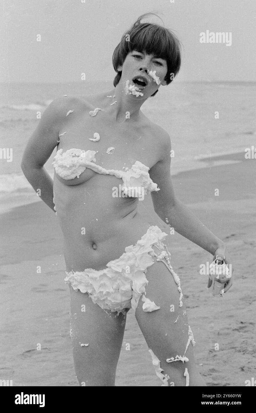 Roma : se qualcuno offrisse alla francese Starlet Chantal Cachin un bikini aerosol per abbronzarsi ovunque . 21 settembre 1966 Foto Stock