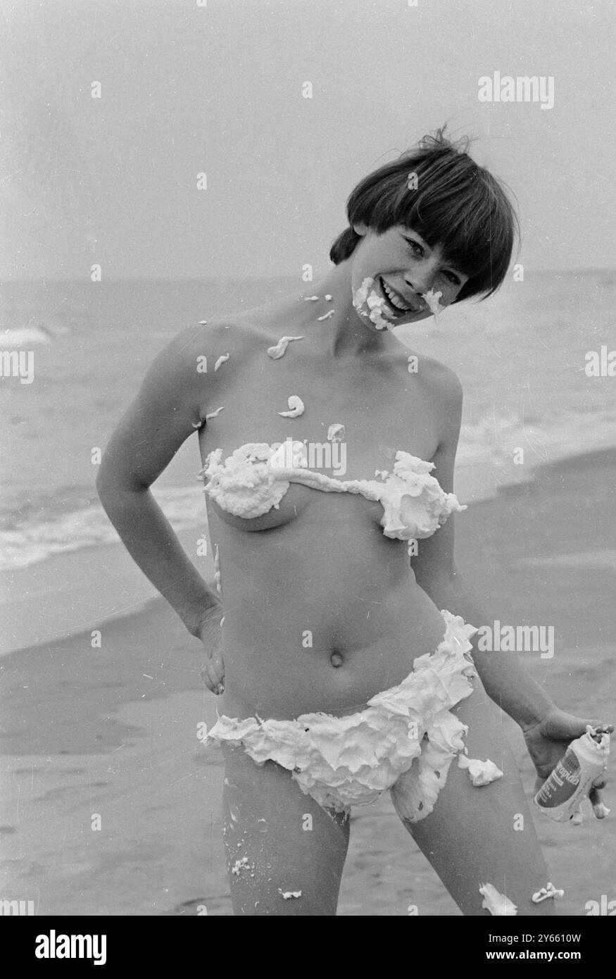 Roma : se qualcuno offrisse alla francese Starlet Chantal Cachin un bikini aerosol per abbronzarsi ovunque . 21 settembre 1966 Foto Stock