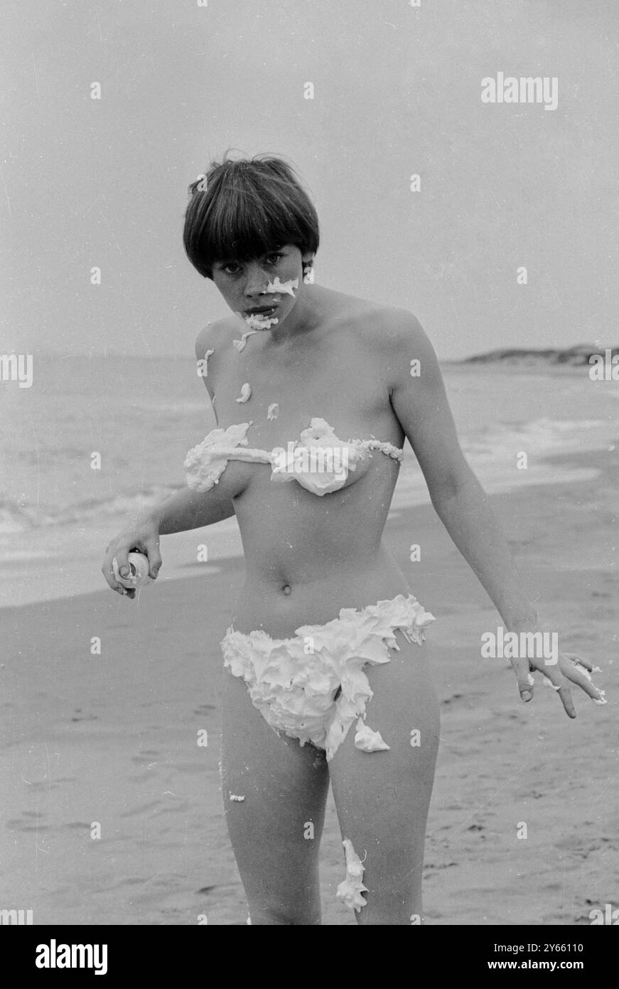 Roma : se qualcuno offrisse alla francese Starlet Chantal Cachin un bikini aerosol per abbronzarsi ovunque . 21 settembre 1966 Foto Stock