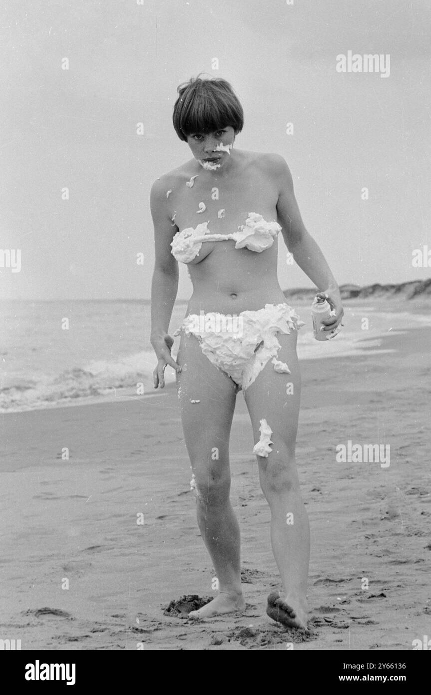 Roma : se qualcuno offrisse alla francese Starlet Chantal Cachin un bikini aerosol per abbronzarsi ovunque . 21 settembre 1966 Foto Stock