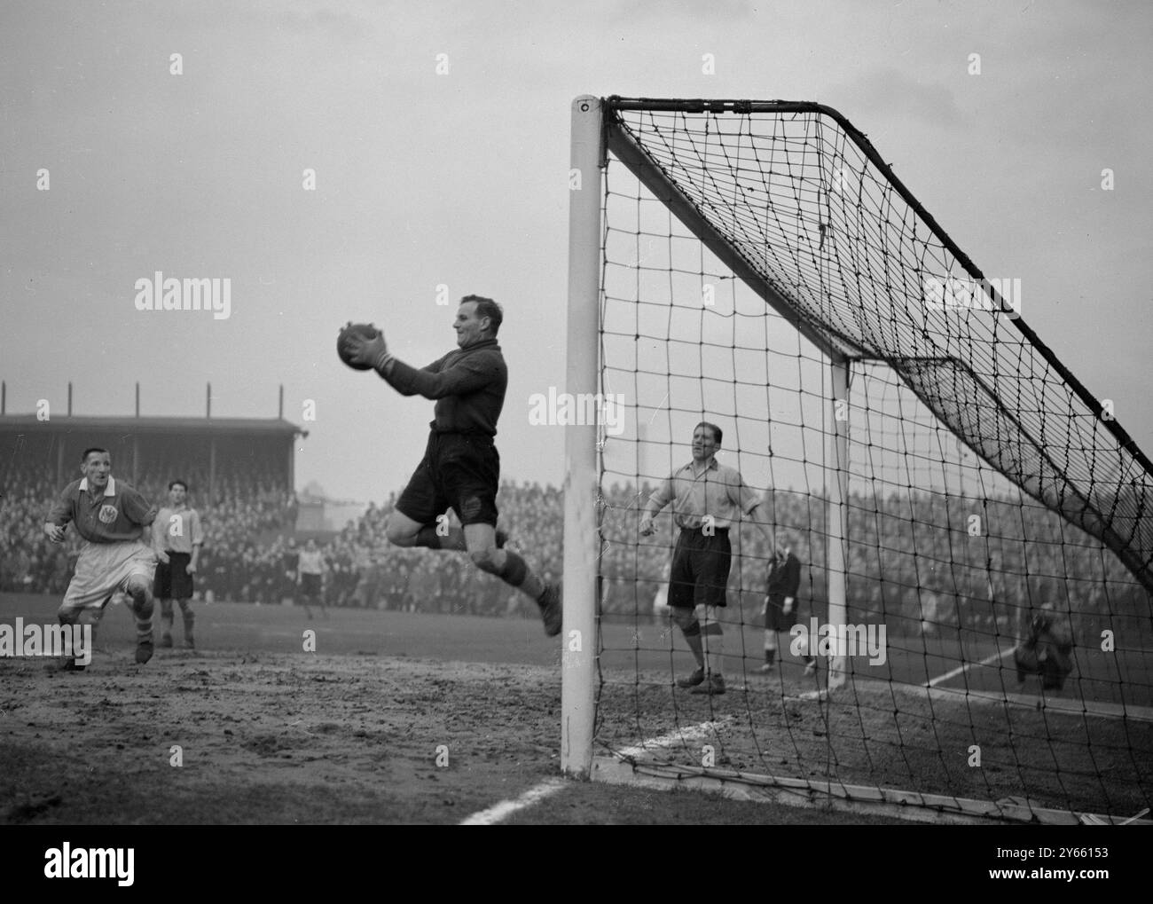 Baldwin , Brighton e Hove Albion portiere , prendono il pallone a mezz'aria dopo un tiro dell'Eisentrager , Bristol City dentro a destra , durante la F . A . Coppa quarto turno pareggio a Bristol. Il Bristol City ha vinto 1 - 0 . 27 gennaio 1951 Foto Stock