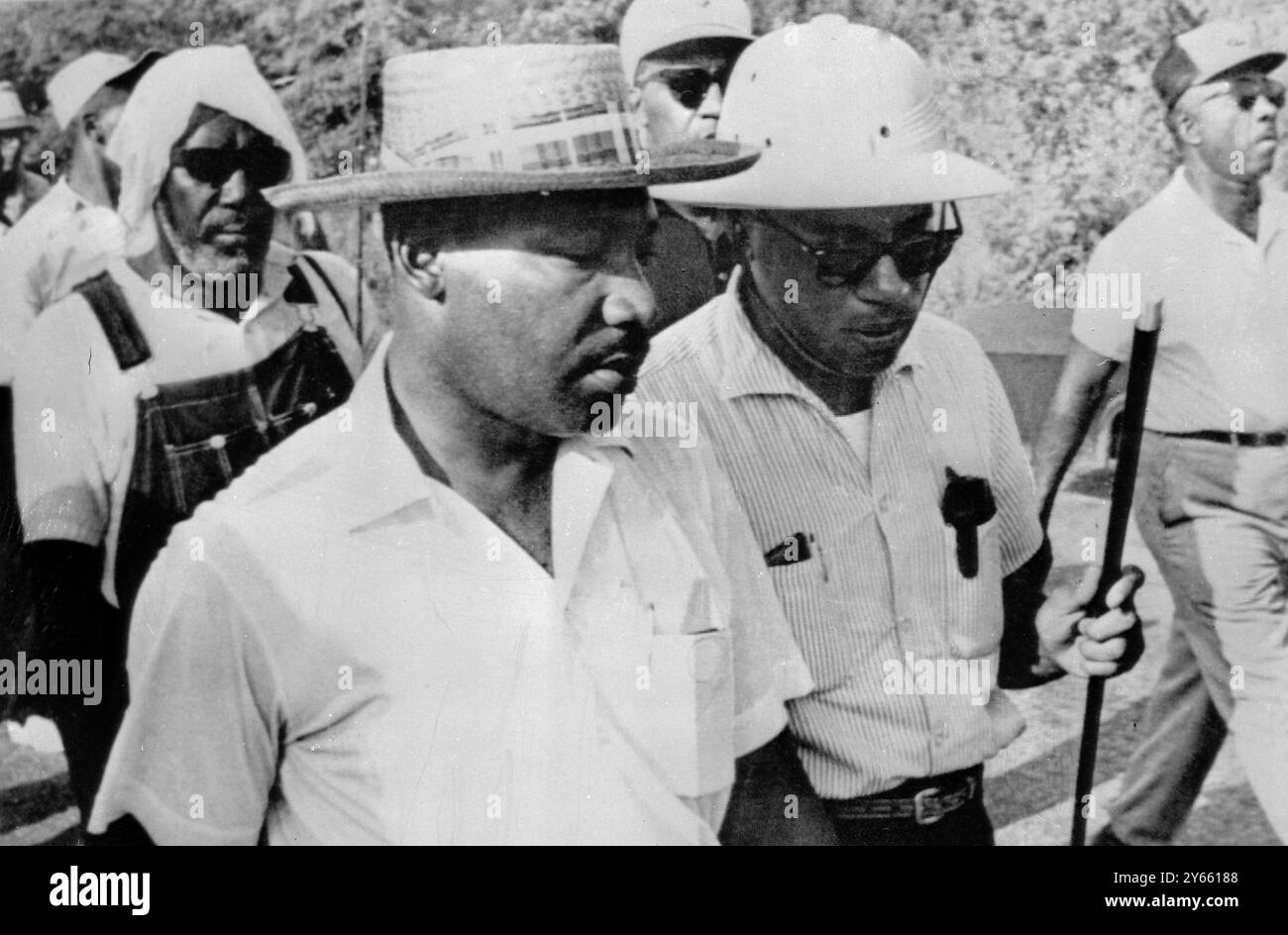 Tougaloo, signorina. USA : James Meredith ( pith Helmet ) e il Rev . Martin Luther King ( cappello di paglia , macchina fotografica più vicina ) tiene una conferenza a piedi dopo che l' ex capo della " Mississippi Freedom March " è stato ripreso . 26 giugno 1966 Foto Stock