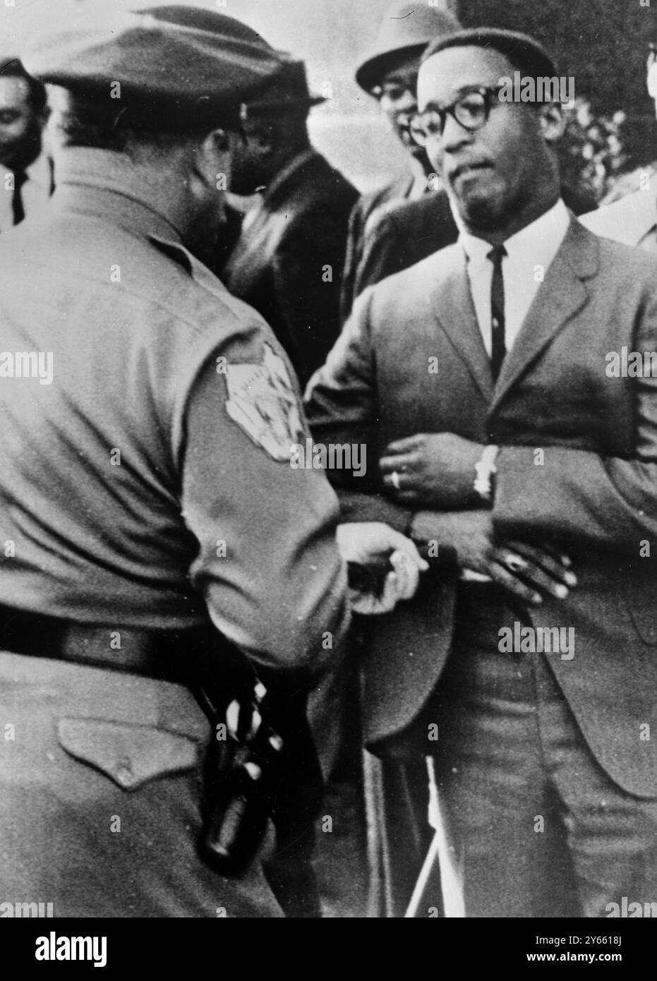 Selma , Alabama : lo sceriffo della contea di Dallas Jim Clark procura un attivista per i diritti civili con un "Billy Club" dopo una marcia sul tribunale di Dallas . - 26 gennaio 1965 Foto Stock