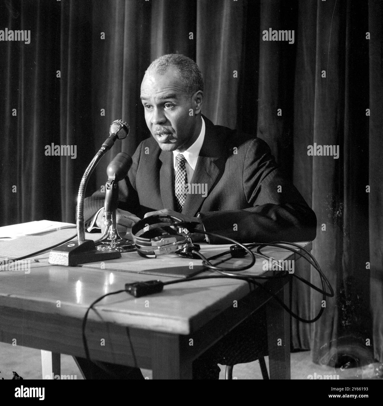 U . S . Leader per i diritti civili a Parigi . Parigi , Francia : Roy Wilkins Segretario generale dell' Associazione Nazionale per l' avanzamento delle persone colorate . 7 maggio 1965 Foto Stock