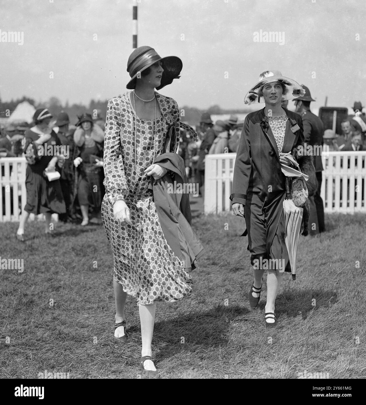 Alla riunione di regata di Ascot - la signora Van Rensallan e la signora Lindsay . anni '1920 Foto Stock
