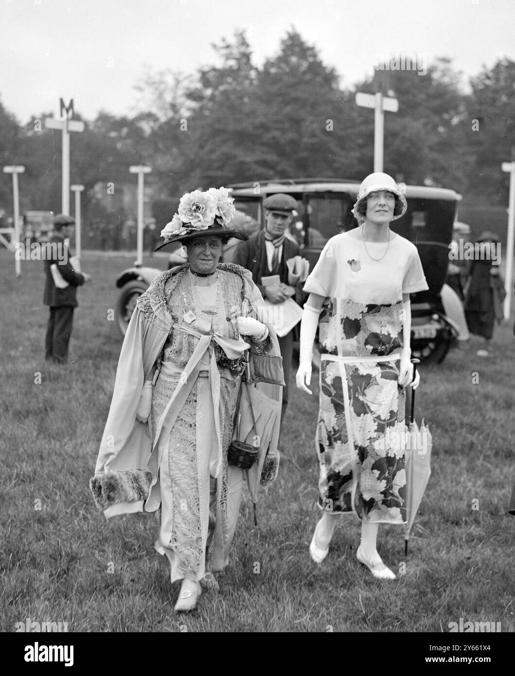 Al Royal Ascot Race Meeting - Lady Hunter e Miss Margaret Cecil . 1924 Foto Stock