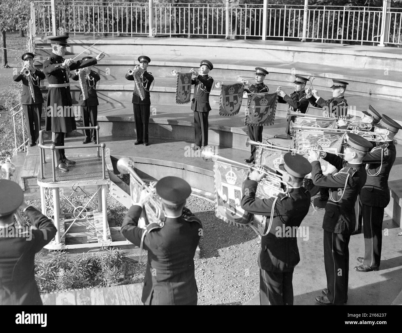 Prove di fanfare per il matrimonio reale . Trombettisti della Royal Military School of Music che provano sotto il loro direttore il capitano Robert alla Kneller Hall . 23 ottobre 1947 Foto Stock