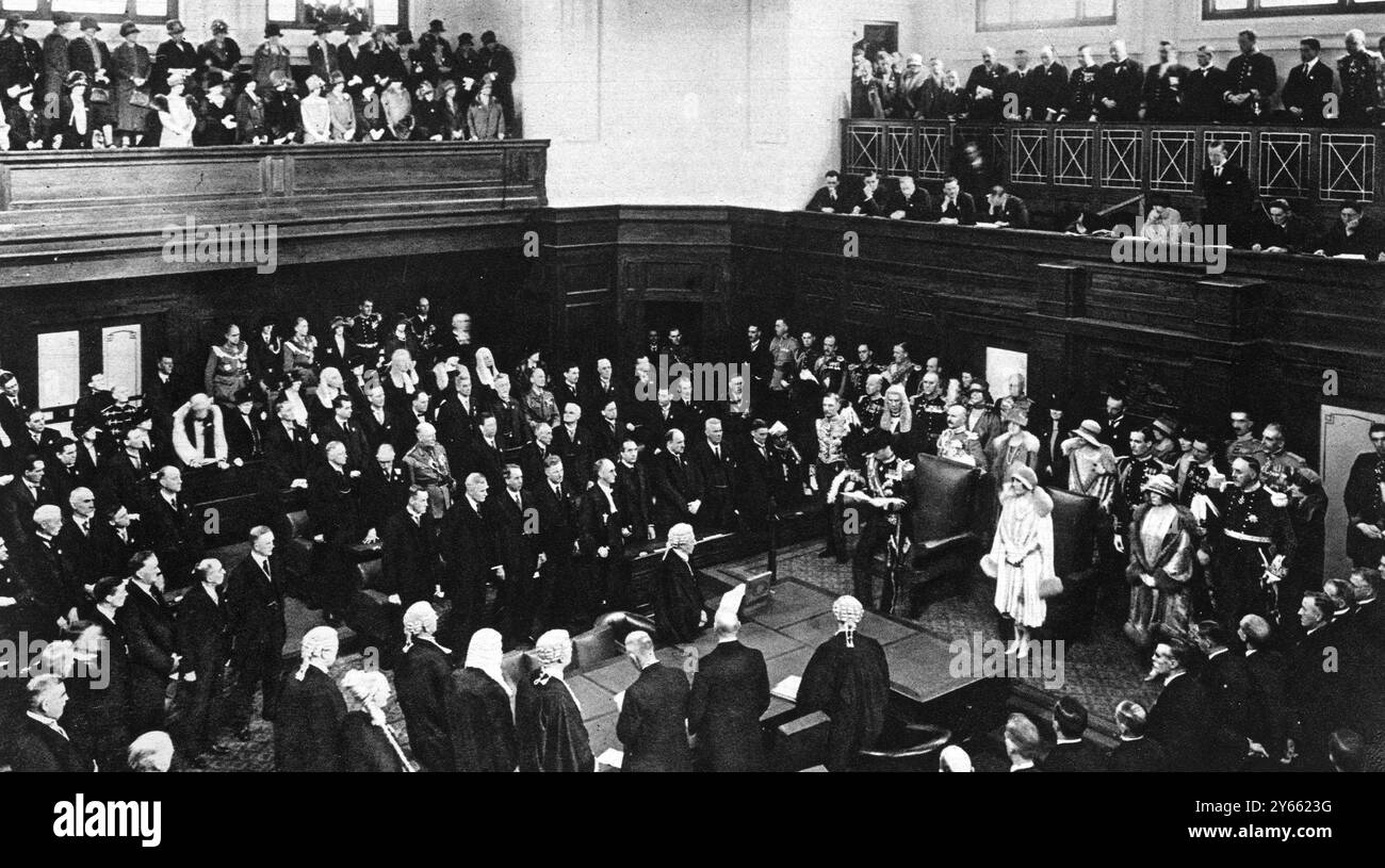 Inaugurazione della nuova capitale dell'Australia. RH il duca di York (con la duchessa di York accanto a lui ) leggendo il suo discorso dal trono nella camera del Senato della nuova camera del Parlamento a Canberra , mostrando Lord e Lady Stonehaven (sul lato opposto ) e Mr S M Bruce (5° in prima fila a sinistra di Lord Stonehaven) Royal tour in Australia 1927 Foto Stock