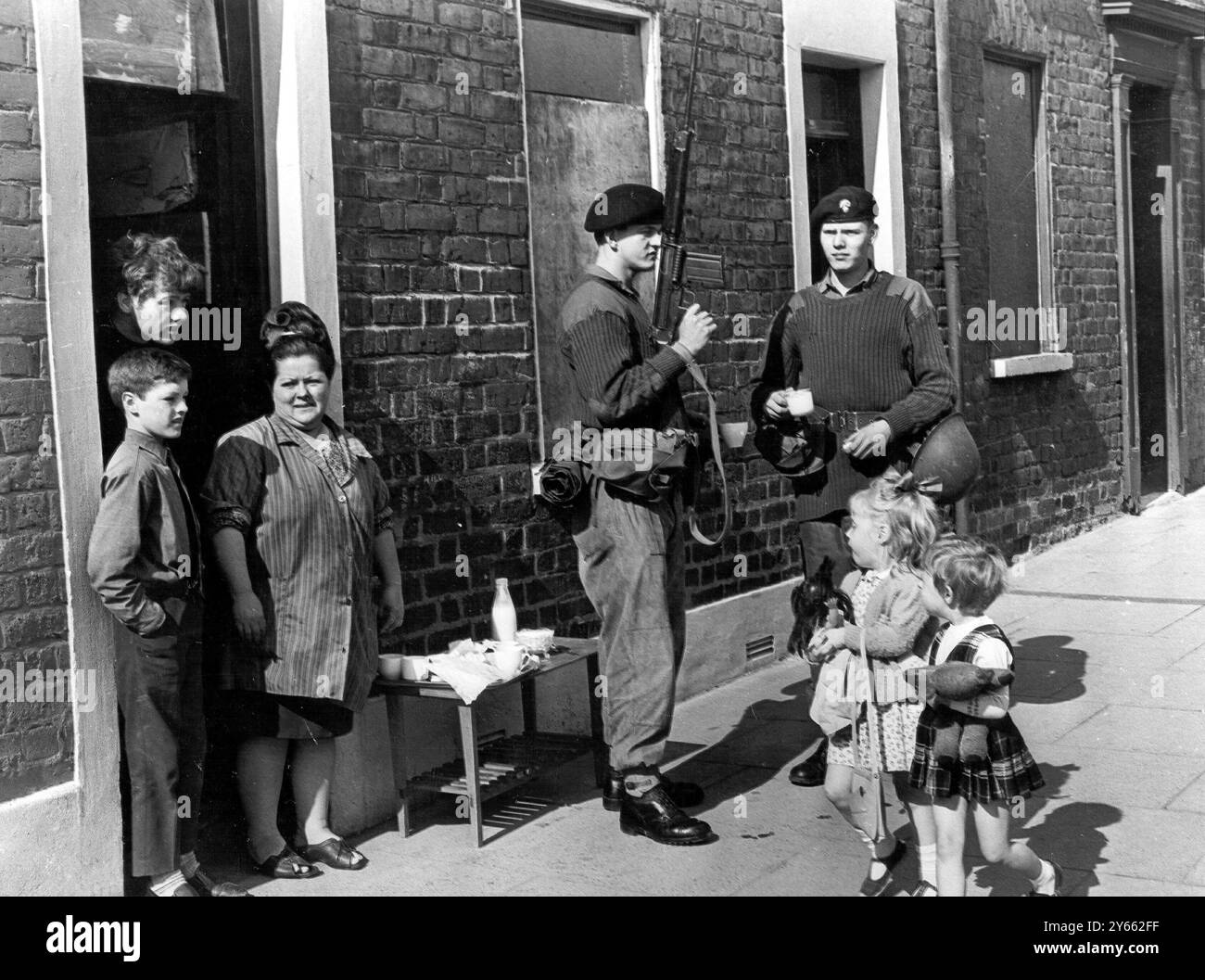 Le truppe britanniche bevono tazze di tè fornite da una casalinga di Belfast il 14 settembre 1969. Le truppe sono a Belfast da diverse settimane, durante i problemi tra le fazioni cattoliche e protestanti. Foto Stock