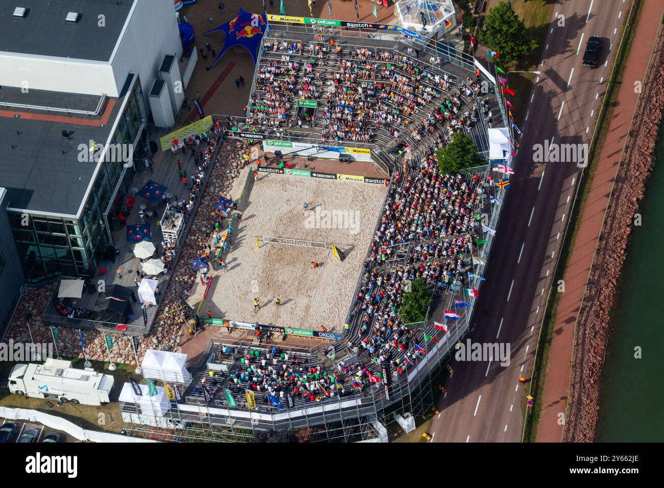 VEDUTA AEREA, FINALE MASCHILE, STADIO ALANDICA, PAF OPEN, MARIEHAMN, 2011: vista aerea dello stadio, della folla e dell'arena di Alandica durante la finale maschile nel centro di Mariehamn a Åland, Finlandia. Marcio Araujo (1) e Benjamin Insfran (2) del Brasile batterono Todd Rogers (1) e Phil Dalhausser (2) degli Stati Uniti il 21 agosto 2011. Fotografia: Rob Watkins. INFO: Tra il 2009-2013 il PAF Open Beach Volley è stato un torneo annuale che si è tenuto a Mariehamn, Åland, Finlandia. Ha attirato le migliori squadre e giocatori internazionali come parte del FIVB World Tour ufficiale, mostrando alto livello Foto Stock