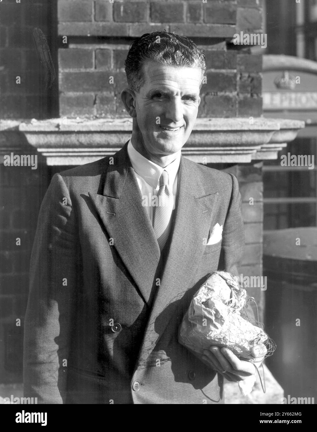 L'ispettore Brynley Pugh, capo del dipartimento investigativo criminale di Eastbourne, visto a Eastbourne dove avrebbe dovuto testimoniare nell'udienza dell'accusa di omicidio contro il dottor John Bodkin Adams, accusato dell'omicidio della signora Edith Alice Morrell 81 nel 1950, la corona dice che ha anche ucciso la signora Gertrude Hullett e il signor Alfred John Hullett e beneficiato per loro volontà 23 gennaio 1957 Foto Stock