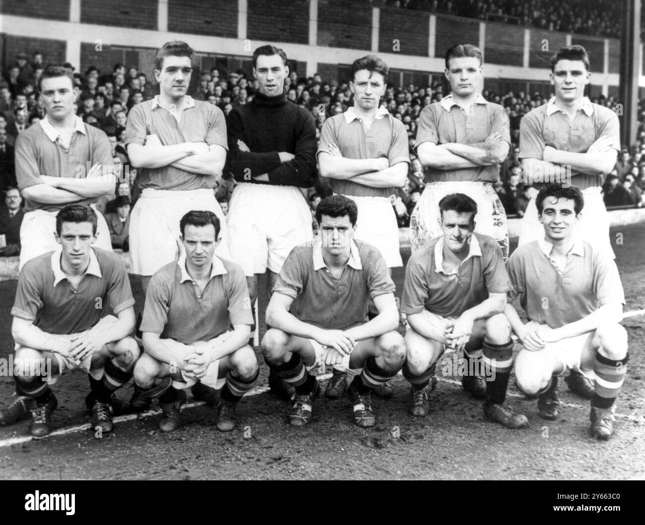 Una foto del 1957 di alcuni dei Busby Babes del Manchester United prima dell'incidente aereo di Monaco. Da sinistra a destra, Eddie Colman, Billy Foulkes, Ray Wood, Roger Byrne, Mark Jones, Duncan Edwards. Da sinistra a destra, Dennis Viollet, Johnny Berry, Tommy Taylor, Billy Whelan e David Pegg. Foto Stock