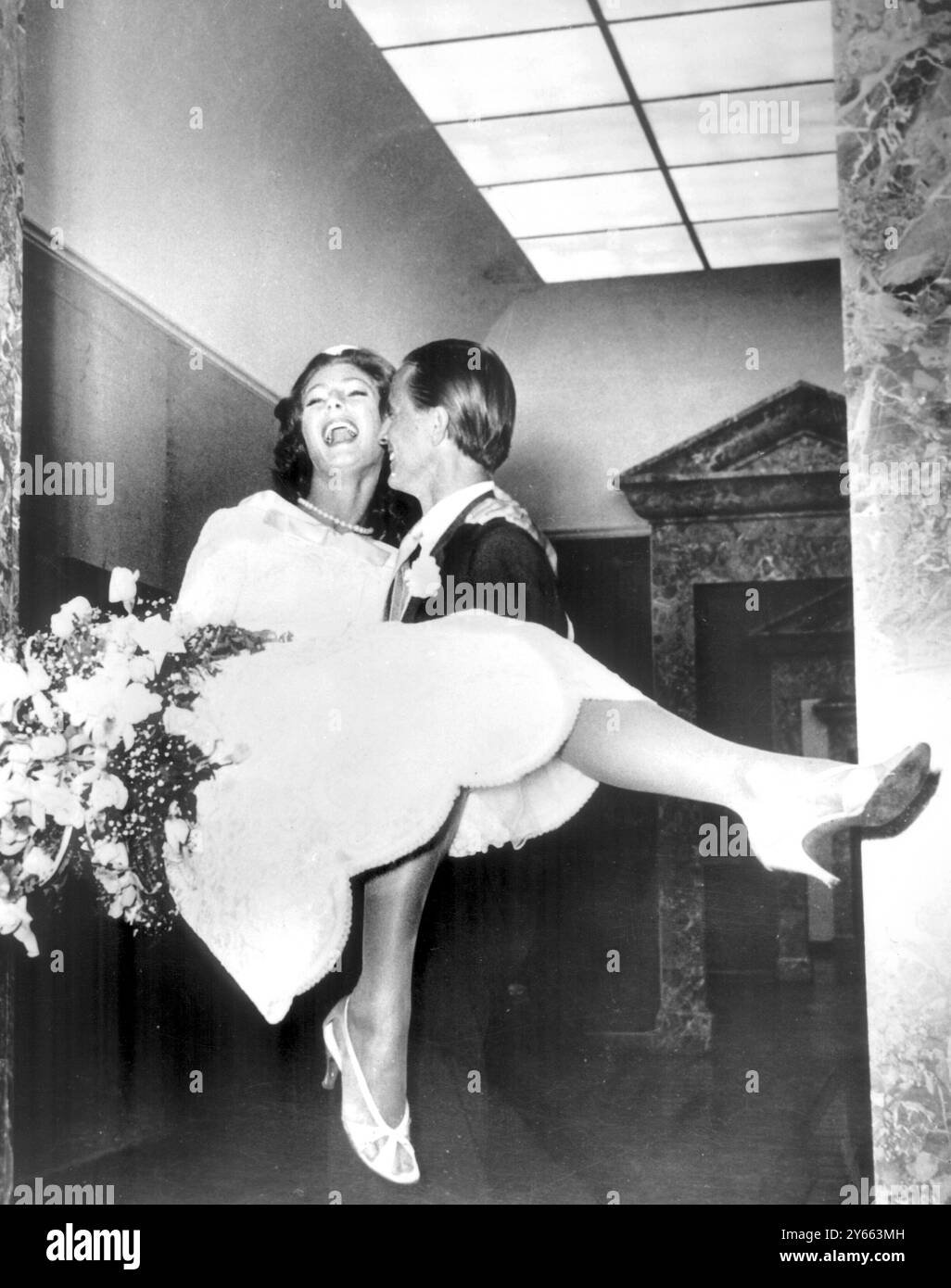 Heinrich von Thyssen si sposa per la terza volta, la modella londinese Fiona Campbell Walter al municipio di Castanola, vicino a Lugano, in Svizzera, - 17 settembre 1956 Foto Stock