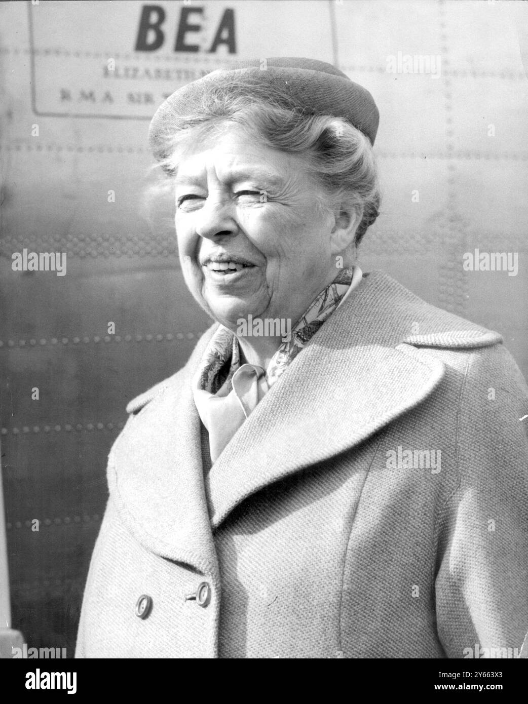 La signora Eleanor Roosevelt lascia Britian per visitare Parigi. 12 marzo 1955 Foto Stock