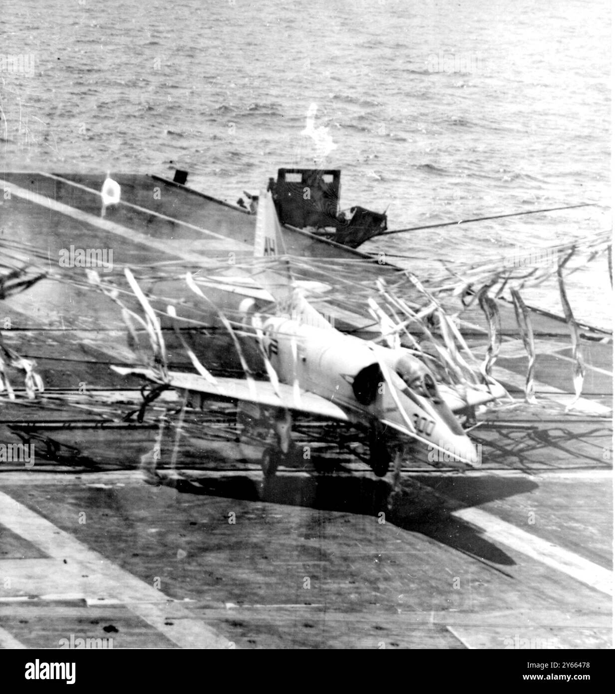 A bordo della USS Oriskany , Golfo del Tonchino , uno Skyhawk A4-e sfreccia attraverso la rete di atterraggio sul ponte della USS Orishany nel Golfo del Tonchino , pilotato dal tenente Dennis conte di Mendon , Utah , che soffriva di un grande dolore alle gambe gravemente ferite dai proiettili comunisti . Lo sbarco non assistito dei conti ha avuto luogo il 24 novembre . Con le ossa in entrambe le gambe rotte dai proiettili , il 26enne Earl sganciò le bombe sul bersaglio prima di tornare alla portaerei , a circa 125 miglia di distanza 29 novembre 1967 Foto Stock