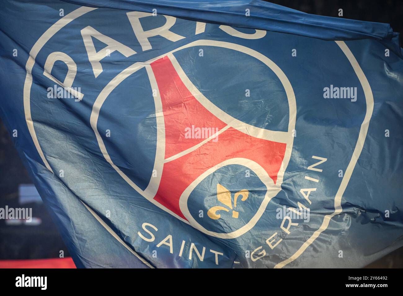 Illustrazione della bandiera ufficiale del PSG durante la partita di calcio del campionato francese di Ligue 1 tra Paris Saint-Germain e Montpellier HSC il 23 agosto 2024 allo stadio Parc des Princes di Parigi, Francia - foto Matthieu Mirville / DPPI Foto Stock