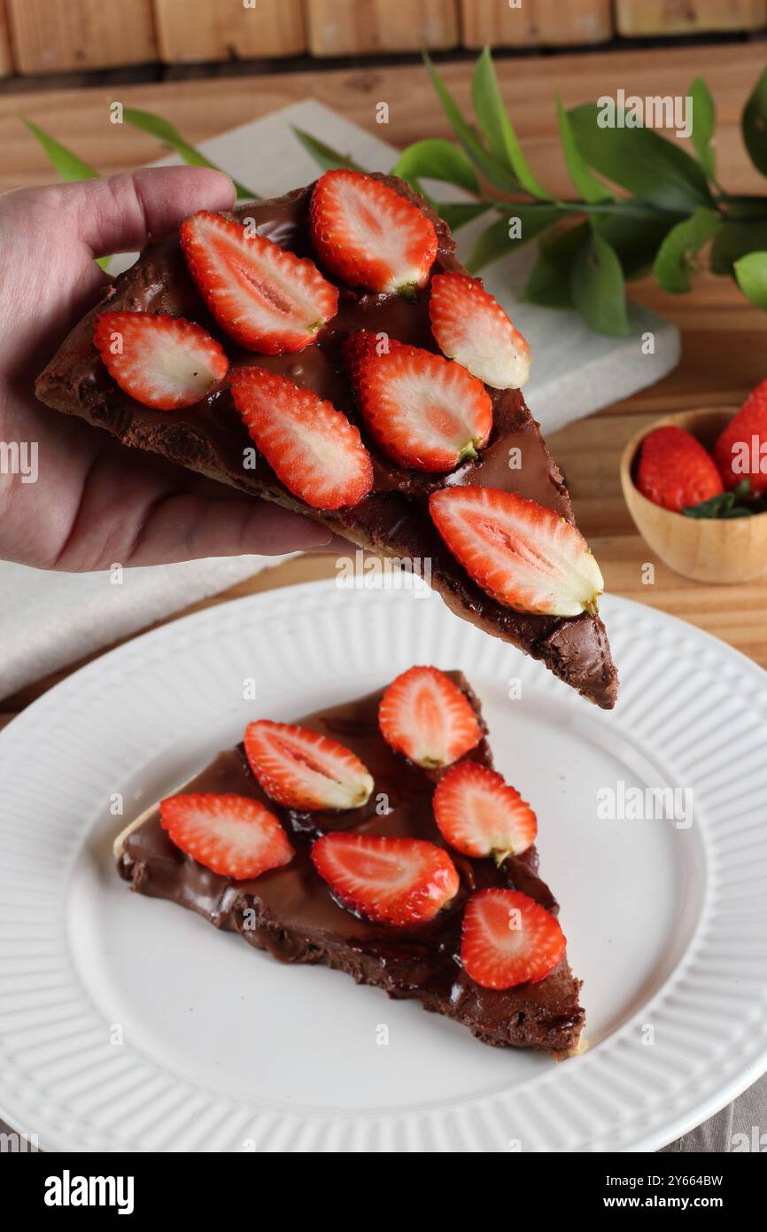 fetta di pizza al cioccolato con ​​strawberries a fette Foto Stock