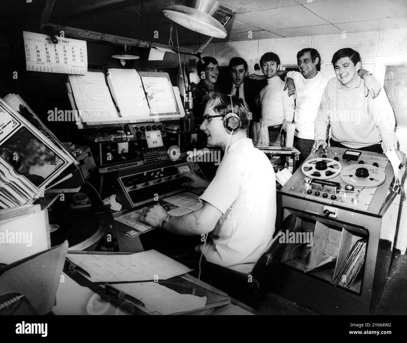 I disc jockey della nave radio pirata radio Caroline North nella foto dello studio della nave ieri da sinistra a destra nella parte posteriore Dee Harrison Don Allen Wally mechan Madic Sloane Jimmy Gordon e Martin King è seduto radio Caroline è ancorata a sei miglia da Ramsey Isola di Man e Mr Ronan o’Rahilly 27 il proprietario ha detto che la nave è lì per rimanere 1967 Foto Stock