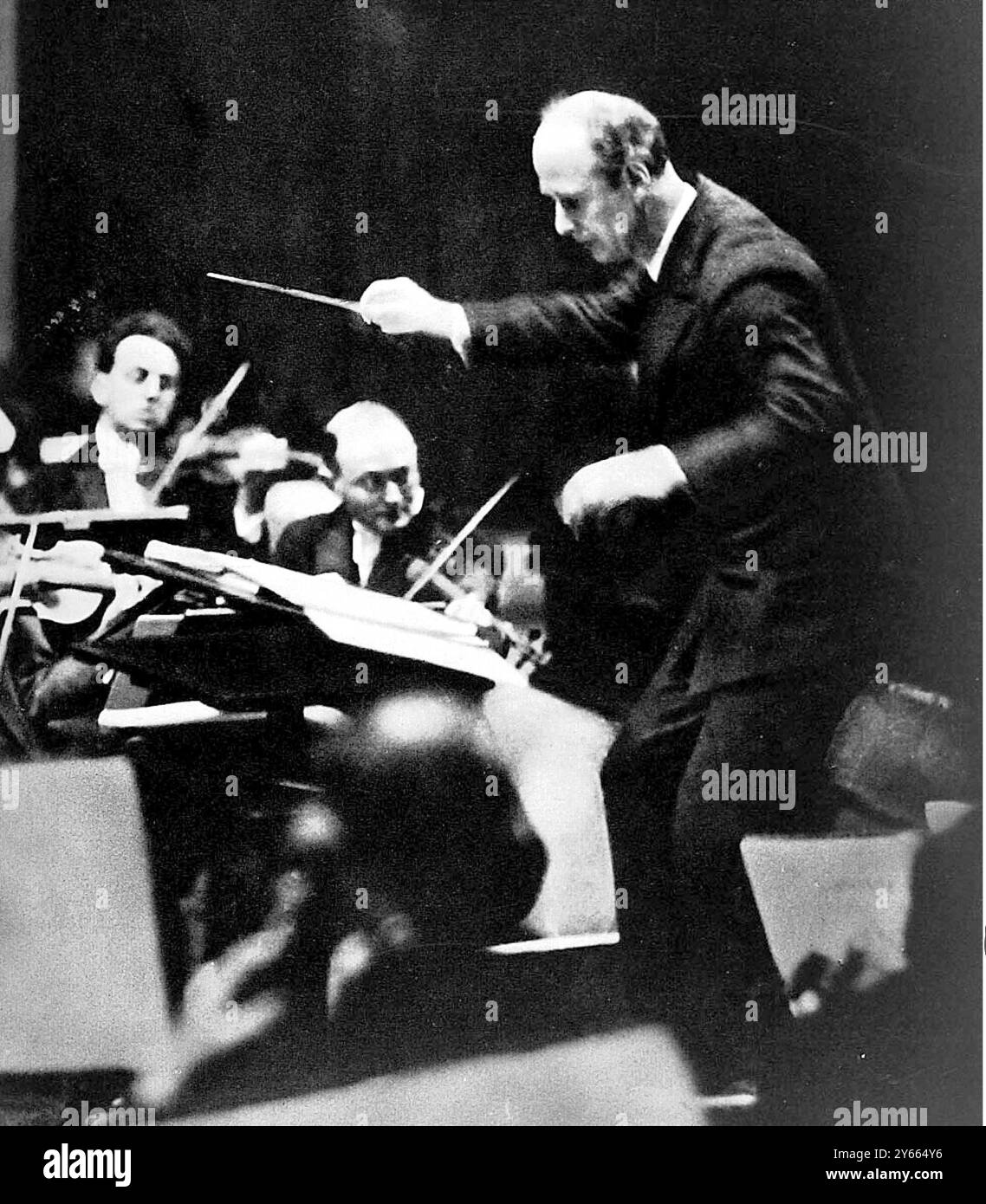 Il dottor Wilhelm Furtwangler , direttore d'orchestra tedesco che resistette ai pregiudizi razziali negli affari musicali , rifiutando di licenziare i non ariani dalla sua orchestra dispiacendo i nazisti e alla fine costringendolo a dimettersi 1934 Foto Stock Il dottor Wilhelm Furtwangler , direttore d'orchestra tedesco che resistette ai pregiudizi razziali negli affari musicali , rifiutando di licenziare i non ariani dalla sua orchestra dispiacendo i nazisti e alla fine costringendolo a dimettersi 1934 Foto Stock