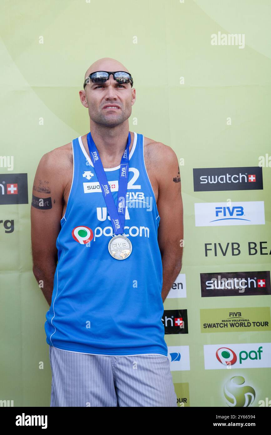 CERIMONIA DI MEDAGLIA, PAF OPEN, BEACH VOLLEY, MARIEHAMN, 2011: Phil Dalhausser (2) degli Stati Uniti vince Silver. PAF Open a Mariehamn, Åland, Finlandia, il 21 agosto 2011. Fotografia: Rob Watkins. INFO: Tra il 2009-2013 il PAF Open Beach Volley è stato un torneo annuale che si è tenuto a Mariehamn, Åland, Finlandia. Ha attirato le migliori squadre e giocatori internazionali come parte della classifica ufficiale del FIVB World Tour. Foto Stock