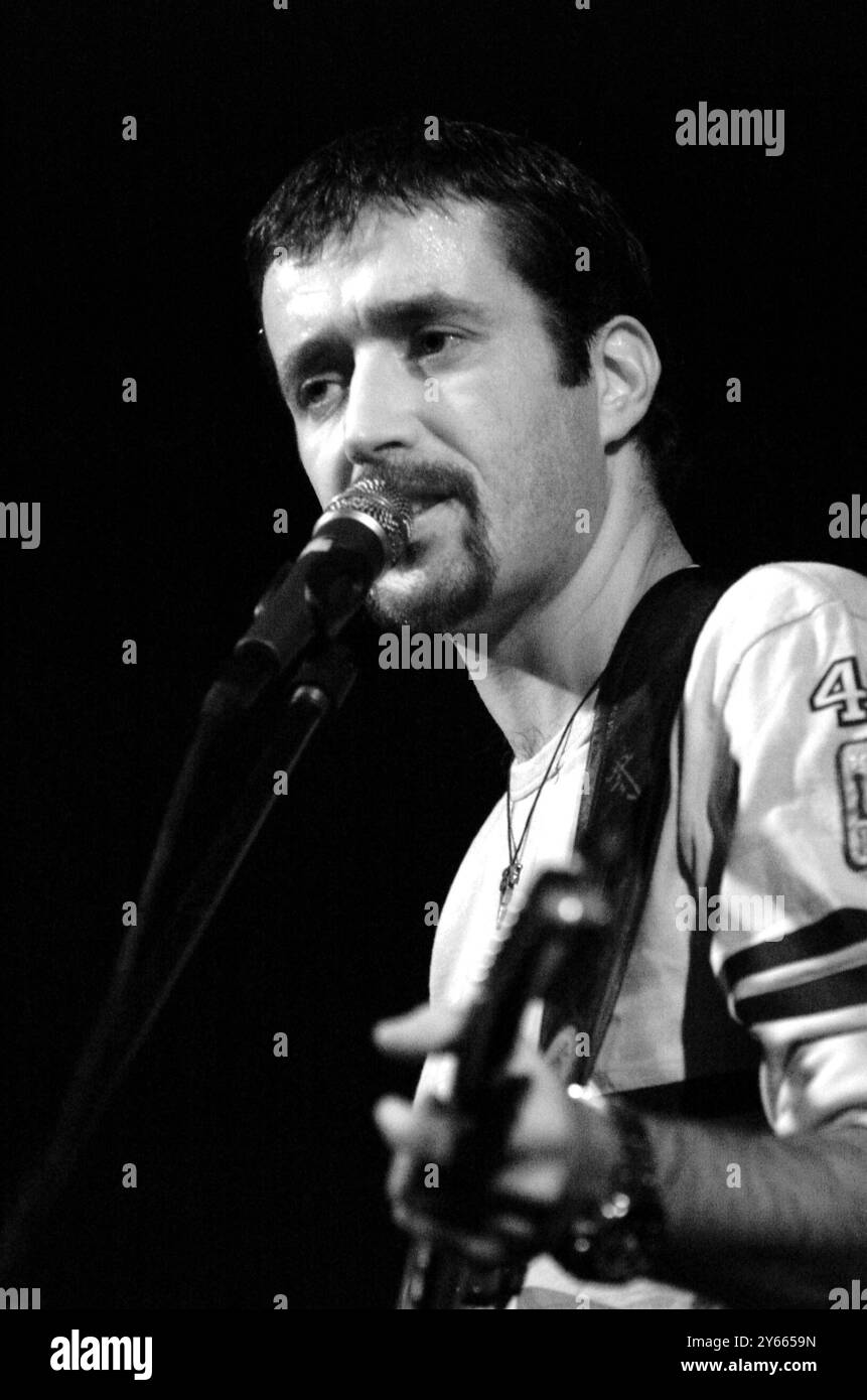 Milano Italia 29/01/2004: Daniele Silvestri, cantante italiano, durante il concerto dal vivo presso i magazzini generali Foto Stock