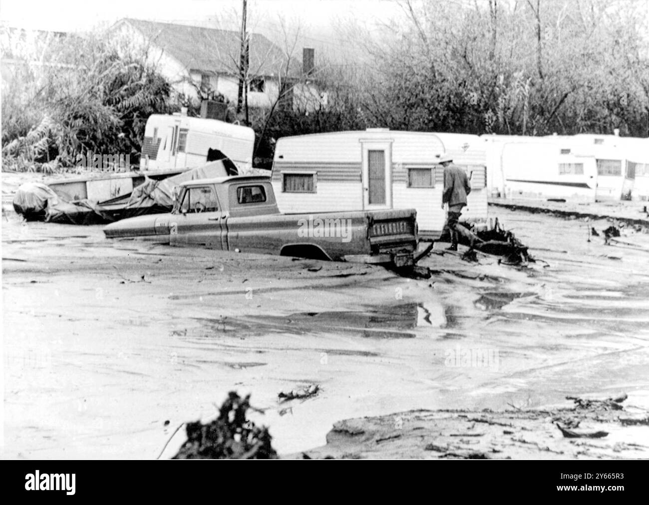 Carpenteria, California: Un campo di roulotte lungo l'autostrada 101 giace oggi sepolto nel fango dopo 9 giorni di pioggia. La peggiore inondazione degli ultimi 32 anni. 27 gennaio 1969 Foto Stock