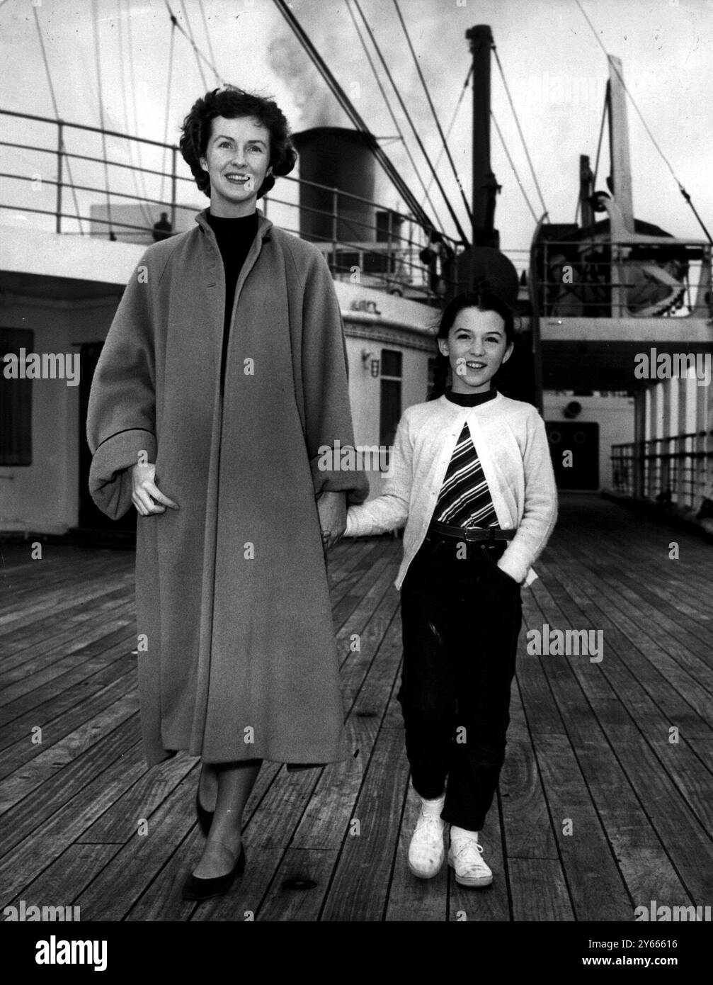 La signora Gene Kelly ( Betsy Blair ) moglie della ballerina di Hollywood e star del cinema con la figlia Kerry a bordo del transatlantico Ile de France a Southampton - 11 marzo 1952 Foto Stock