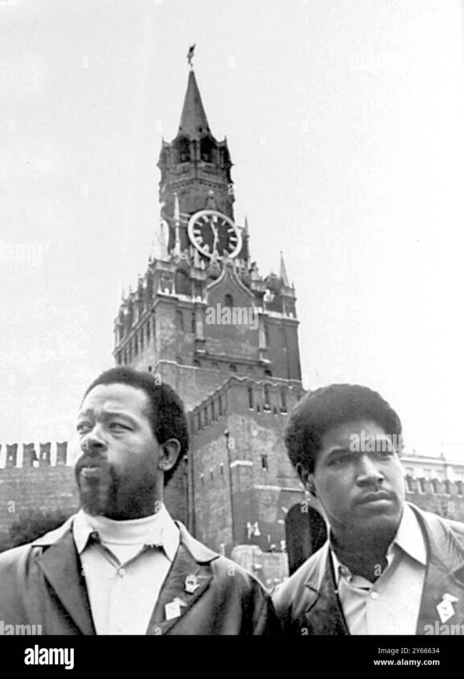 Eldridge Cleaver ( L) e lo stand Byron si trovano davanti al cancello Spassky del Cremlino nella Piazza Rossa. I 2 leader del Partito della Pantera Nera sono ricercati dalle autorità statunitensi. Mosca URSS 18 ottobre 1969 Foto Stock