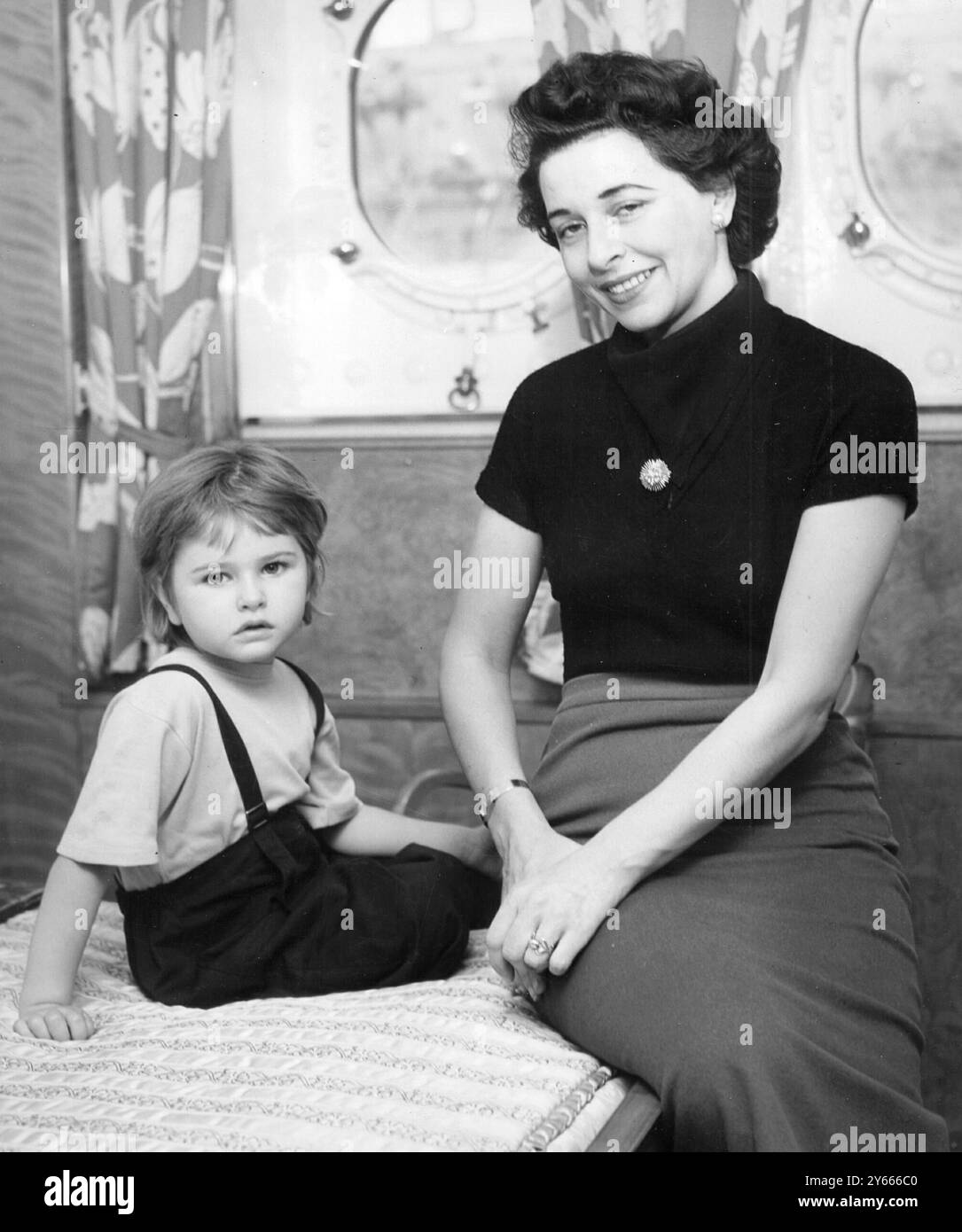 La signora James Mason e sua figlia di 4 anni, Portland, a bordo della cunard Linerer, 'Queen Elizabeth', mentre si recavano a New York per unirsi a James. 13 aprile 1953 Foto Stock