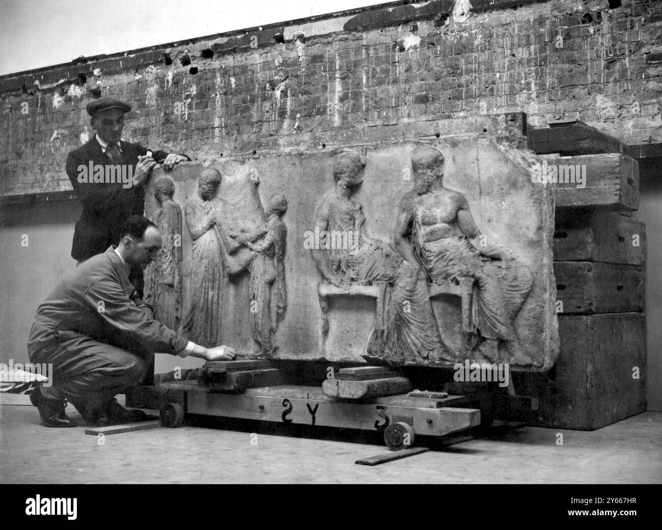 I Marmi di Elgin, pietre scolpite 23 secoli fa e facenti parte del fregio del famoso Partenone greco di Atene, vengono portati dalla loro casa in tempo di guerra in un tunnel della ferrovia sotterranea di Londra, al British Museum di Londra, dove, dopo essere stati lavati, saranno in vista generale al pubblico tra sei mesi. L'immagine mostra la famosa lastra del fregio orientale, con la dea Atena. 8 novembre 1999, scoppia una nuova fila mentre viene rivelato che la sala Duveen con i Marmi può essere assunta per 35000 sterline. Foto Stock