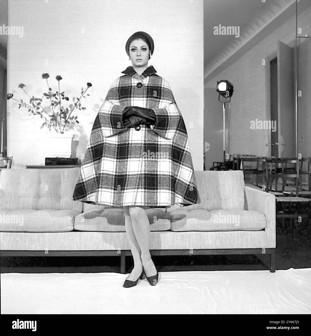Una delle creazioni più vendute, disegnata dal capitano Molyneux, è una cappotta in nero, marina e bianco plaid. Parigi - 2 febbraio 1967 Foto Stock