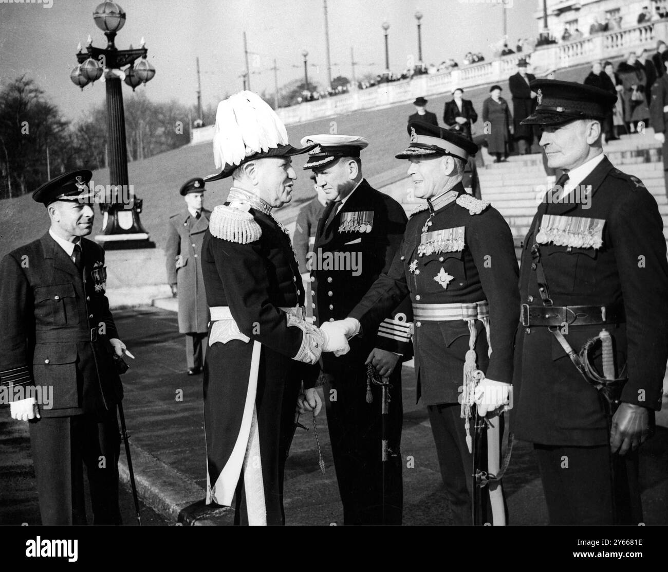 Il Governatore , Lord Wakehurst , che ha letto il discorso della Regina , parla ai capi dei servizi in occasione dell' apertura della seconda sessione del nono Parlamento dell' Irlanda del Nord , a Belfast martedì . Da RtoL ci sono : Sir Richard PIM , ispettore generale del Royal Ulster Constabulary ; tenente generale Sir Douglas Packard , il governo della RPC ; capitano RL Argles , RN , alto ufficiale navale , Irlanda del Nord ; e in piedi all' estrema sinistra , capitano del gruppo CAE Garton , alto ufficiale della Royal Air Force per l' Irlanda del Nord . 12 febbraio 1959 Foto Stock