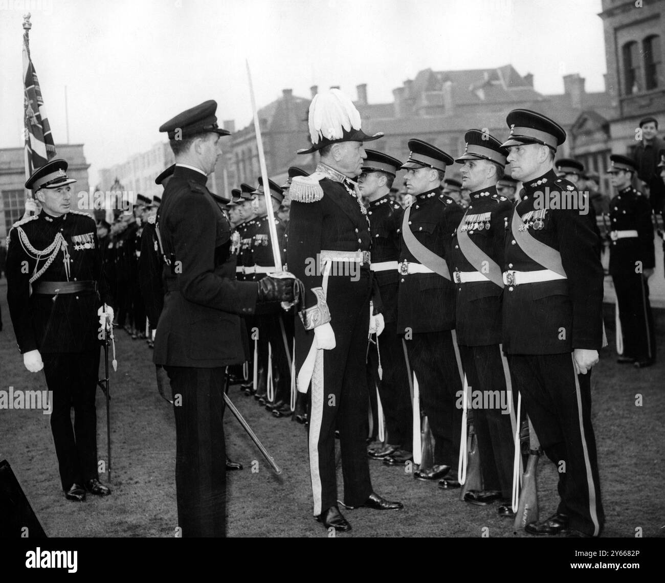 Lord Wakehurst è visto ispezionare la guardia d'onore - montata dai detatchment dell'Ulster dell'Esercito territoriale - mentre lascia la Royal Courts of Justice di Belfast dopo aver prestato giuramento per un secondo mandato di sei anni come Governatore dell'Irlanda del Nord il .3 dicembre 1958 Foto Stock