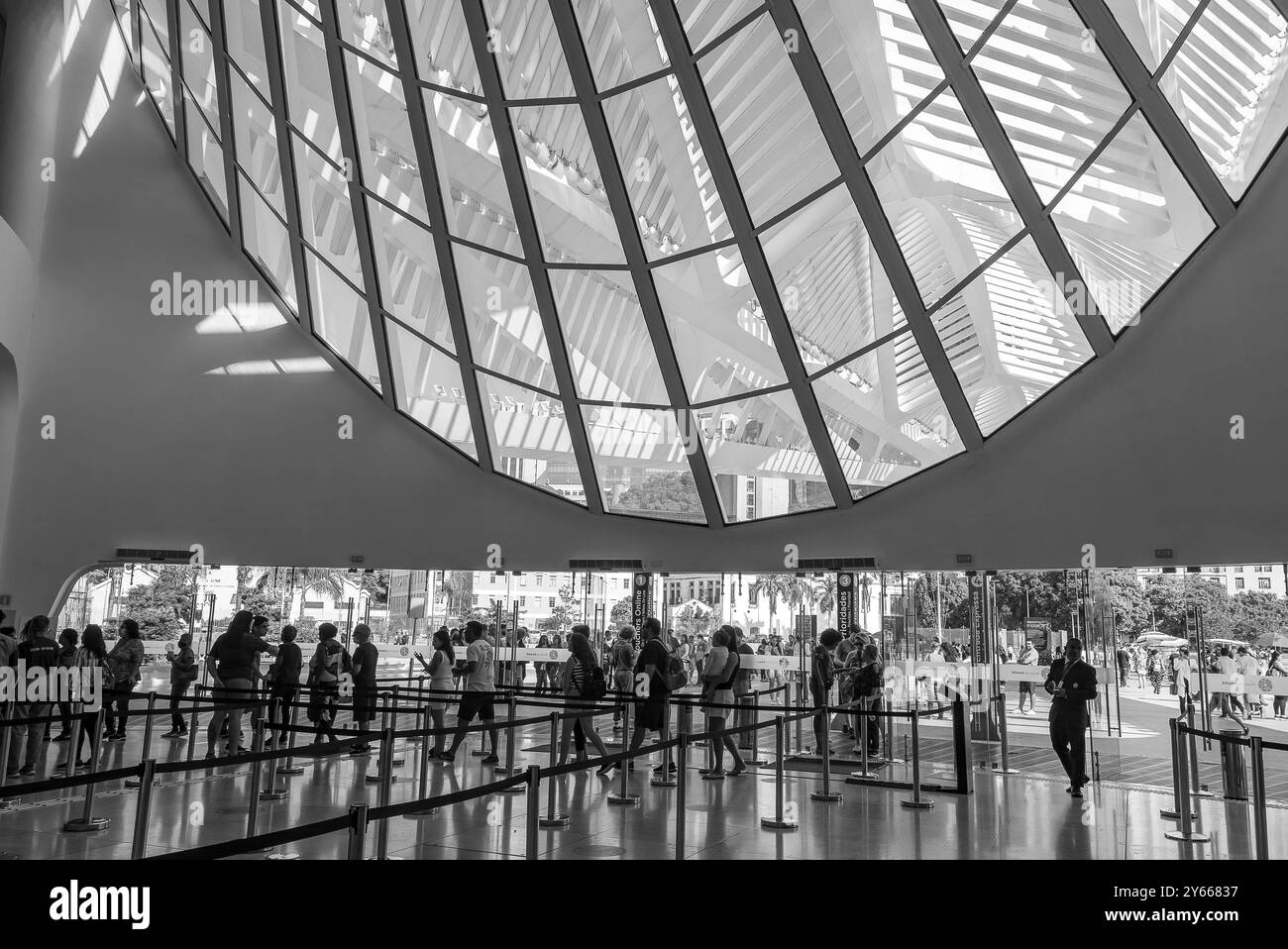 Rio de janeiro, Brasile. Museo del domani. Visitatori all'ingresso principale. Immagine in bianco e nero. Foto Stock