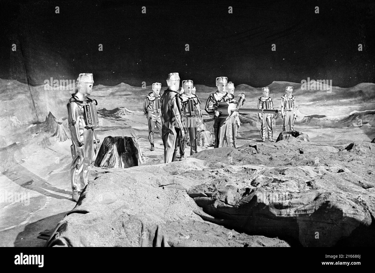 Londra: Ascensione verso la luna? Questi mostri lunari sono i Cybermen , gli ultimi nemici dell' intrepido esploratore spaziale della BBC Dr Who . I Cybermen , visti a Ealing Green , Londra , appariranno in una nuova storia a partire da febbraio intitolata Dr Who and Moonbase » . L'anno è il 2070 , e l'uomo è già sulla luna prima che il dottor chi arriva . Ma prima di tutti gli altri .... The Cybermen .19 gennaio 1967 Foto Stock