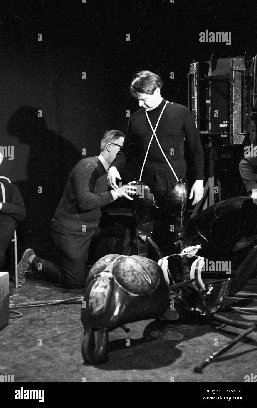 Mostri in fase di creazione. L'intera attività sembra piuttosto spiacevole ... come coleotteri giganti che mangiano gli uomini. In realtà , si tratta di uomini che si trasformano in coleotteri per il piacere dei bambini ( umani ) . Sono attori di uno studio televisivo londinese che si vestono in costumi come 'Zarbis' ... insetti spaziali giganti di un altro pianeta, per una serie televisiva per bambini 'Dr Who' .23 gennaio 1965 Foto Stock