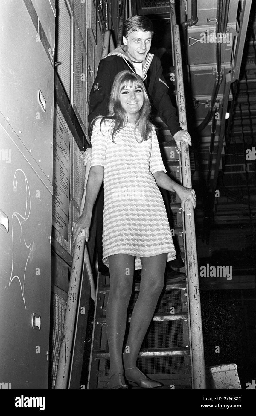 Londra : al BBC TV Centre di White City di Londra si vede l'attrice Anneke Wills che interpreta il ruolo di una segretaria privata, Polly e Michael Craze che interpreterà Ben , An Able Seaman .23 giugno 1966 Foto Stock