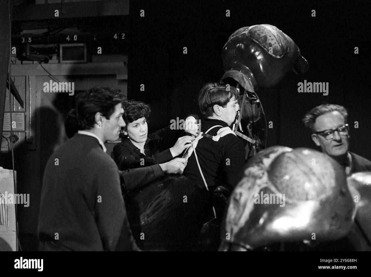 Mostri in fase di creazione. L'intera attività sembra piuttosto spiacevole ... come coleotteri giganti che mangiano gli uomini. In realtà , si tratta di uomini che si trasformano in coleotteri per il piacere dei bambini ( umani ) . Sono attori di uno studio televisivo londinese che si vestono in costumi come 'Zarbis' ... insetti spaziali giganti di un altro pianeta, per una serie televisiva per bambini 'Dr Who' .23 gennaio 1965 Foto Stock