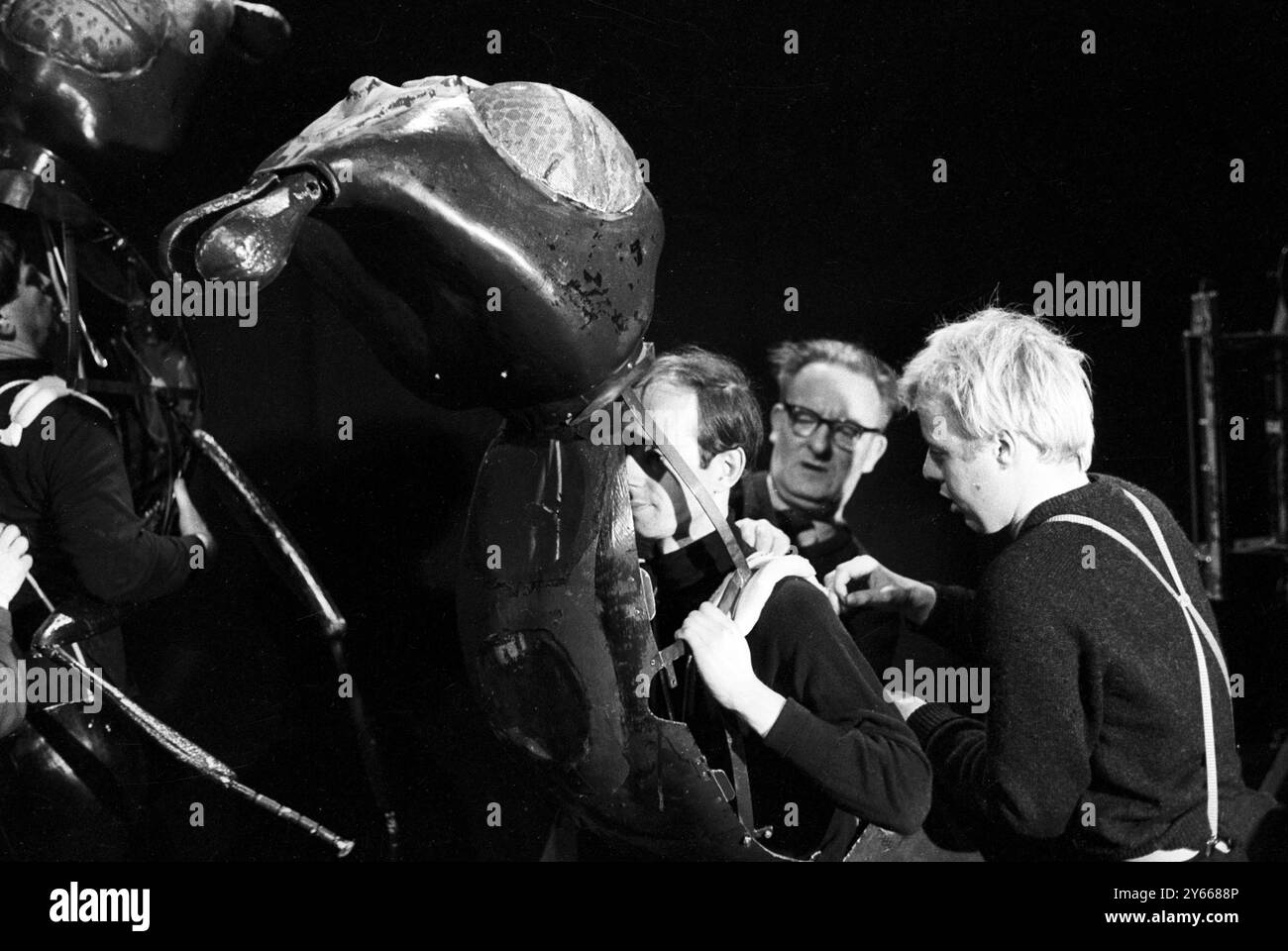 Mostri in fase di creazione. L'intera attività sembra piuttosto spiacevole ... come coleotteri giganti che mangiano gli uomini. In realtà , si tratta di uomini che si trasformano in coleotteri per il piacere dei bambini ( umani ) . Sono attori di uno studio televisivo londinese che si vestono in costumi come 'Zarbis' ... insetti spaziali giganti di un altro pianeta, per una serie televisiva per bambini 'Dr Who' .23 gennaio 1965 Foto Stock