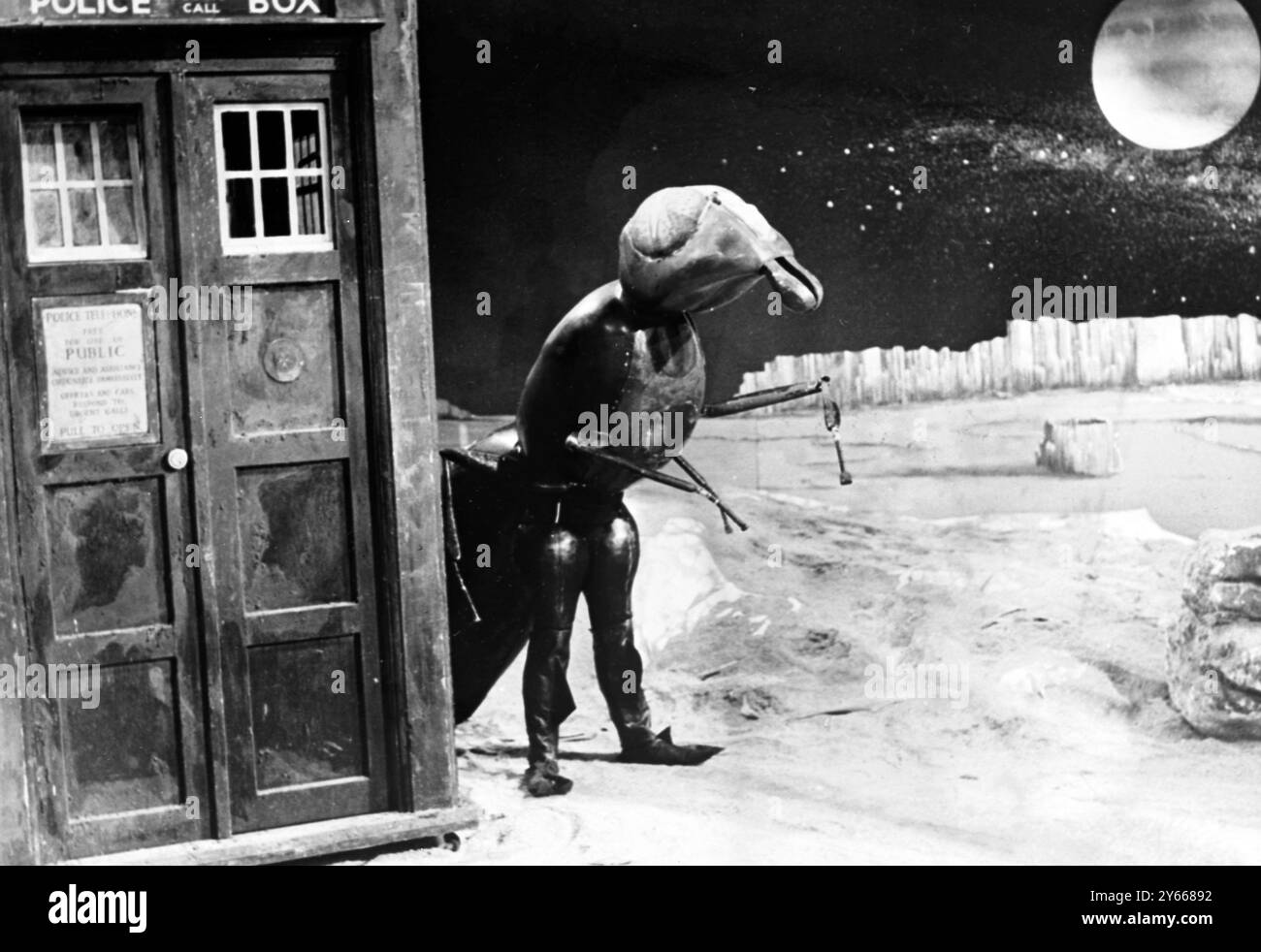 Londra : una Zarbi che compare nella serie televisiva della BBC Dr Who , come una creatura intelligente e simile a una formica che si aggira intorno al 'pianeta web' Vortis all'allarme del dottor Who la cui astronave esoterica è la cabina di polizia ( sinistra)23 febbraio 1965 Foto Stock