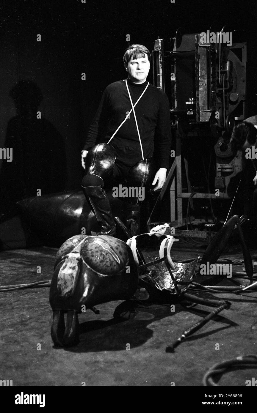Mostri in fase di creazione. L'intera attività sembra piuttosto spiacevole ... come coleotteri giganti che mangiano gli uomini. In realtà , si tratta di uomini che si trasformano in coleotteri per il piacere dei bambini ( umani ) . Sono attori di uno studio televisivo londinese che si vestono in costumi come 'Zarbis' ... insetti spaziali giganti di un altro pianeta, per una serie televisiva per bambini 'Dr Who' .23 gennaio 1965 Foto Stock