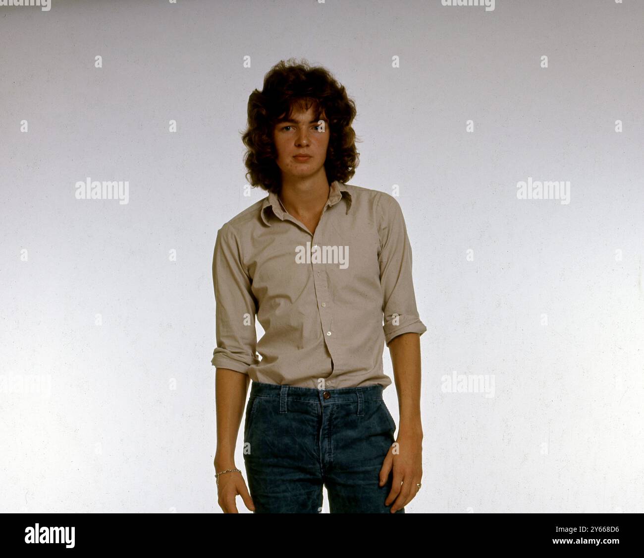 Giovane uomo con la moda degli anni '70 Foto Stock